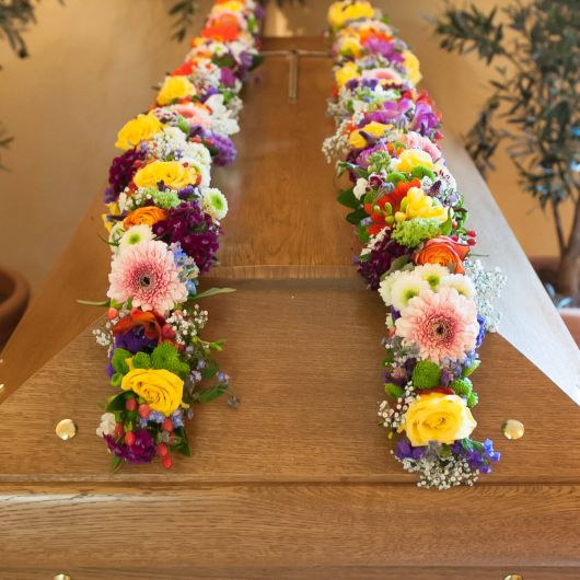 Sargdekoration Blumenband bunt Blumen Brandl