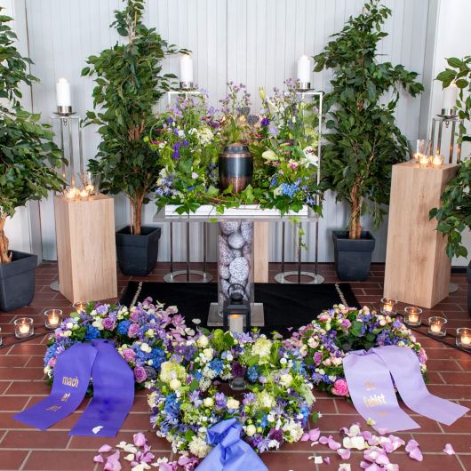 Urnendekoration Beisetzung Blumen Brandl
