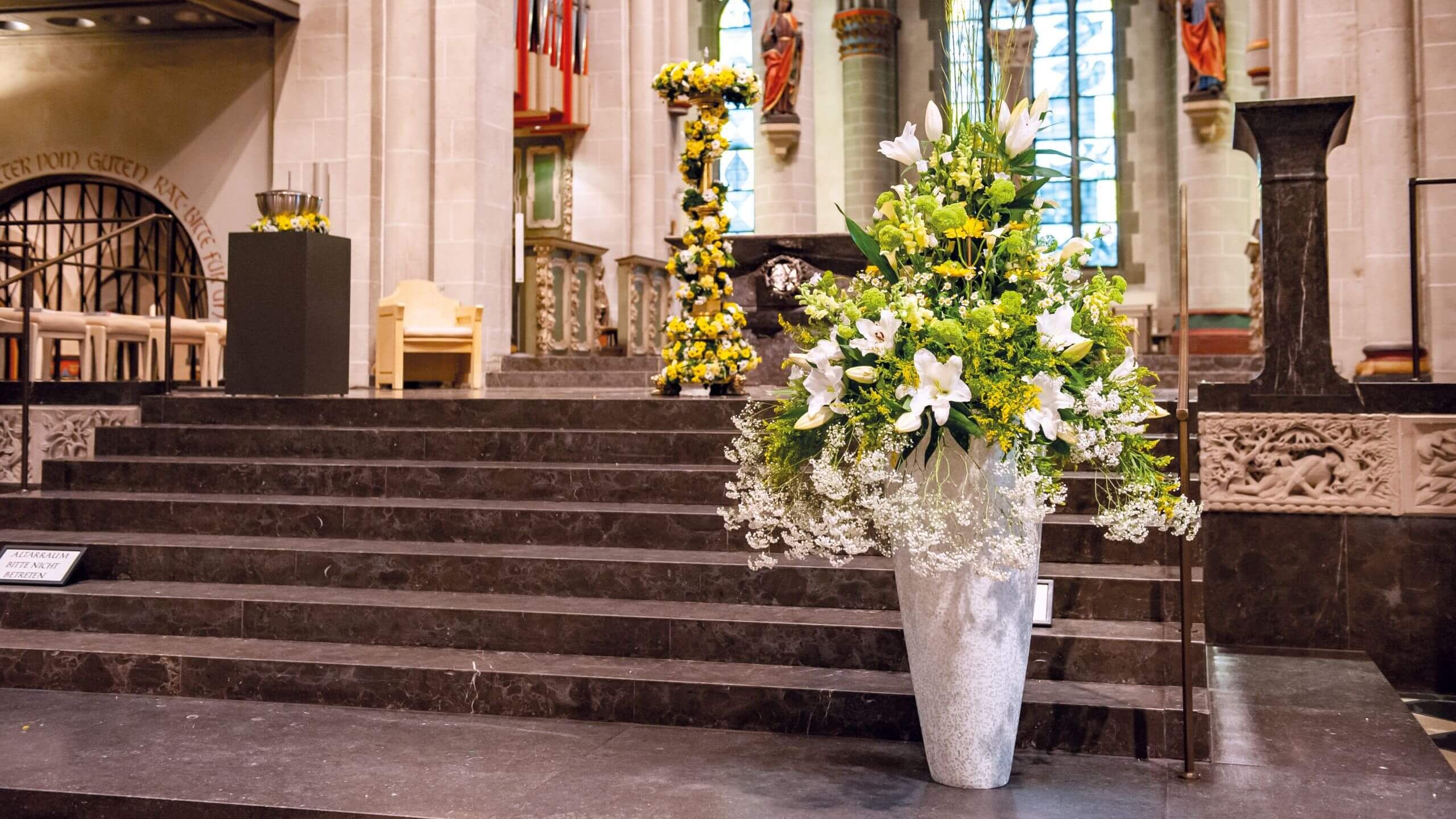 Festliche Blumendekorationen im Dom zu Essen Blumen Brandl
